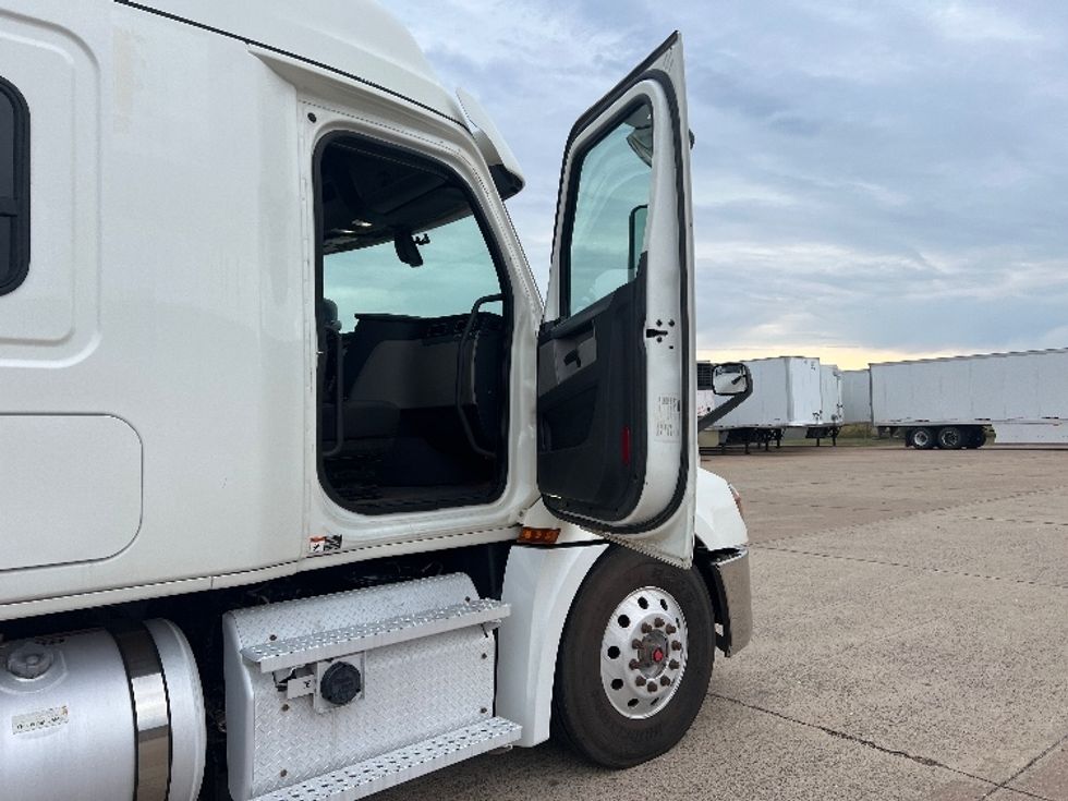 Sleeper Tractor-Heavy Duty Tractors-Freightliner-2020-T12664ST-Oklahoma City-OK-340,456\n\t\tmiles-$ 79,000 - Image 13