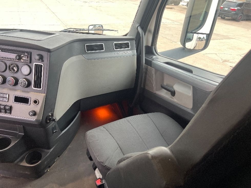 Sleeper Tractor-Heavy Duty Tractors-Freightliner-2020-T12664ST-Oklahoma City-OK-340,456\n\t\tmiles-$ 79,000 - Image 15