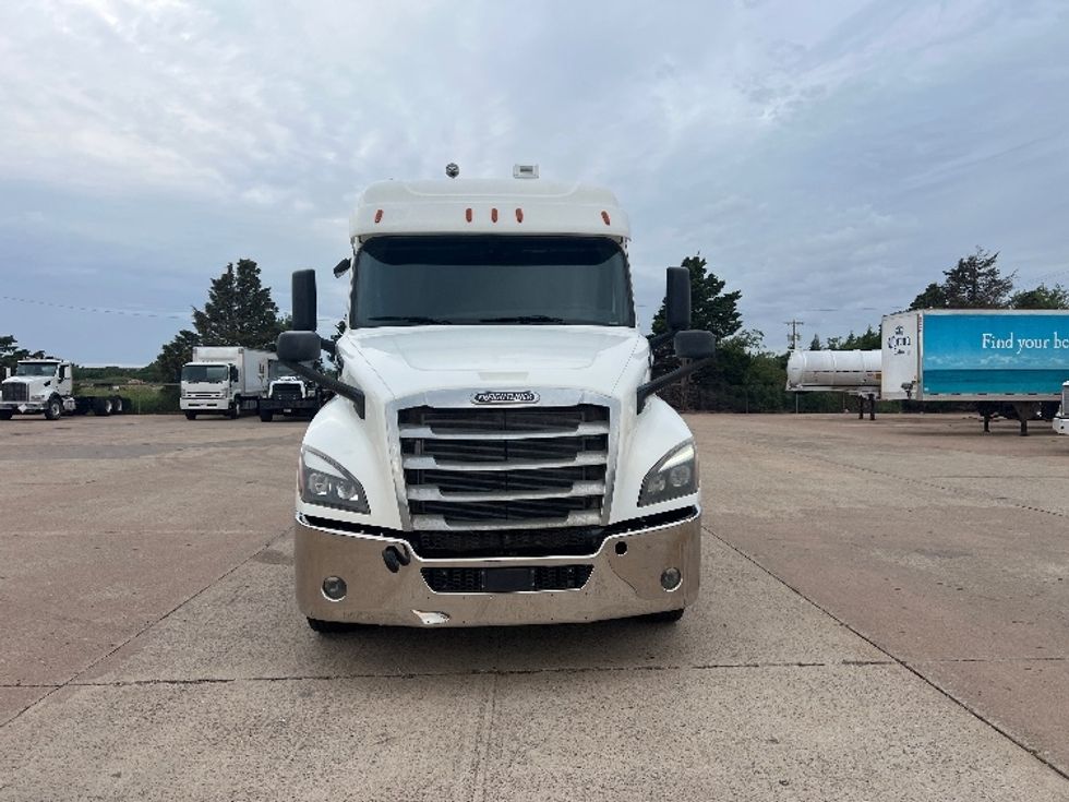 Sleeper Tractor-Heavy Duty Tractors-Freightliner-2020-T12664ST-Oklahoma City-OK-340,456\n\t\tmiles-$ 79,000 - Image 2