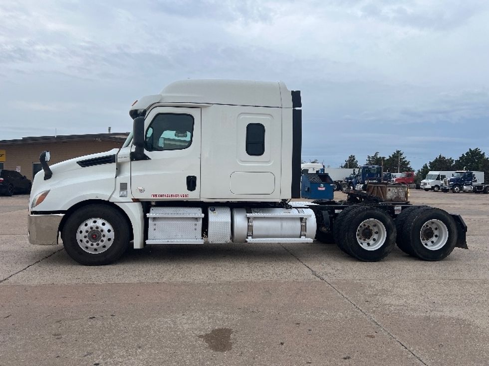 Sleeper Tractor-Heavy Duty Tractors-Freightliner-2020-T12664ST-Oklahoma City-OK-340,456\n\t\tmiles-$ 79,000 - Image 4