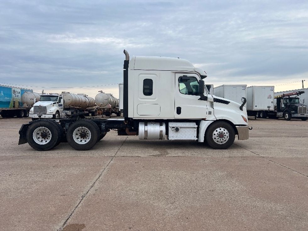 Sleeper Tractor-Heavy Duty Tractors-Freightliner-2020-T12664ST-Oklahoma City-OK-340,456\n\t\tmiles-$ 79,000 - Image 8