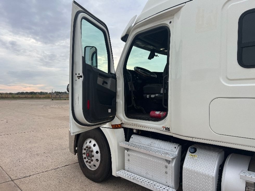 Sleeper Tractor-Heavy Duty Tractors-Freightliner-2020-T12664ST-Oklahoma City-OK-340,456\n\t\tmiles-$ 79,000 - Image 9