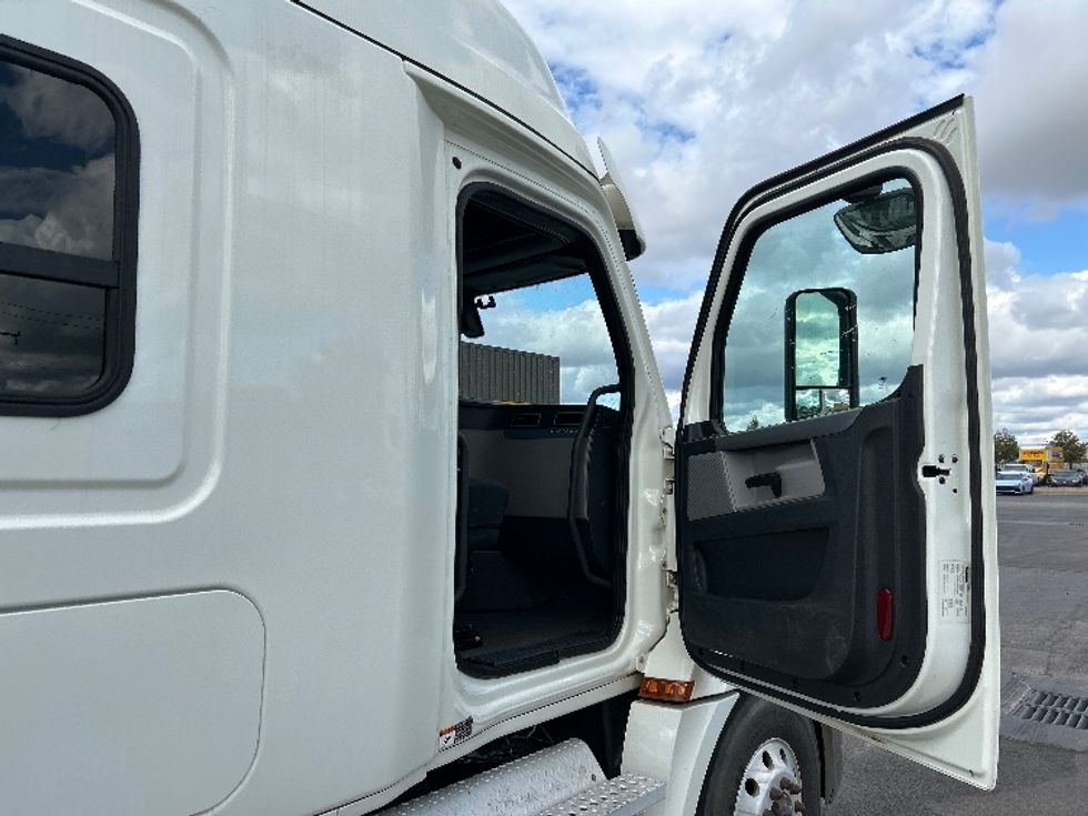 Sleeper Tractor-Heavy Duty Tractors-Freightliner-2020-T12664ST-Oklahoma City-OK-340,458\n\t\tmiles-$ 79,000 - Image 13