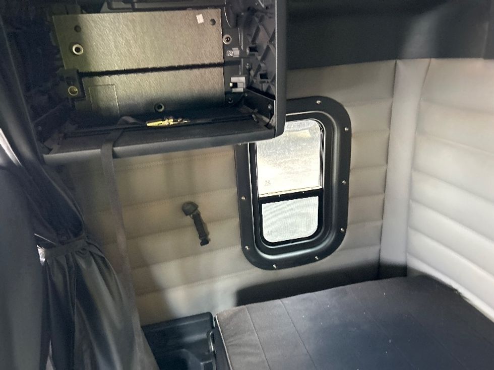 Sleeper Tractor-Heavy Duty Tractors-Freightliner-2020-T12664ST-Oklahoma City-OK-340,458\n\t\tmiles-$ 79,000 - Image 19