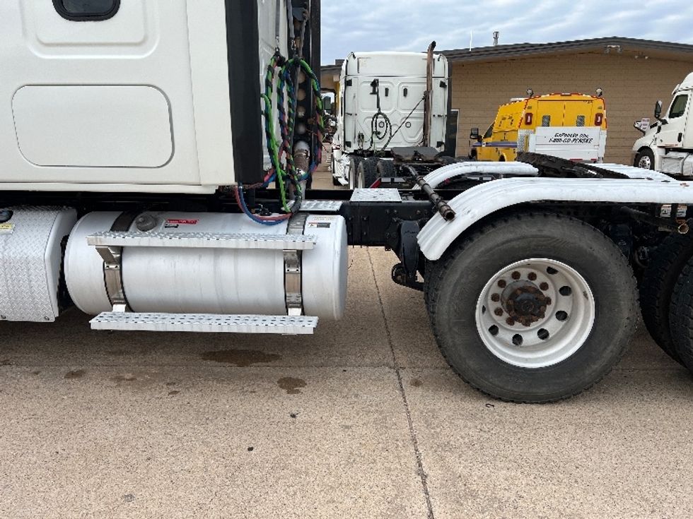 Sleeper Tractor-Heavy Duty Tractors-Freightliner-2020-T12664ST-Oklahoma City-OK-340,458\n\t\tmiles-$ 79,000 - Image 22