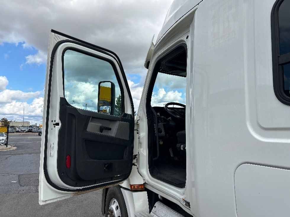 Sleeper Tractor-Heavy Duty Tractors-Freightliner-2020-T12664ST-Oklahoma City-OK-340,458\n\t\tmiles-$ 79,000 - Image 9