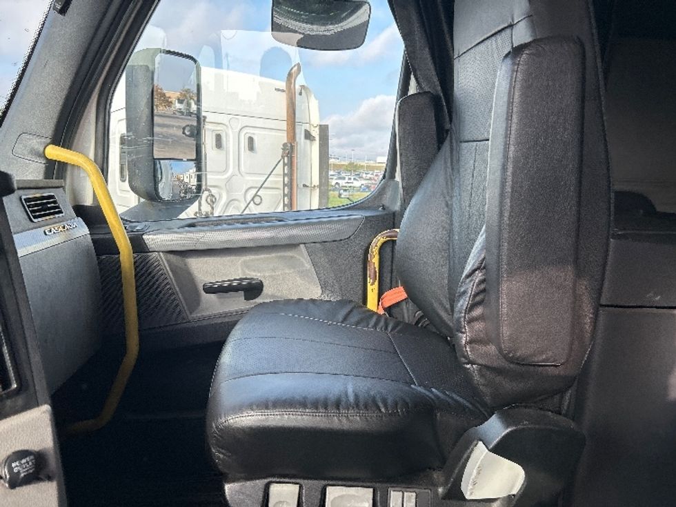 Sleeper Tractor-Heavy Duty Tractors-Freightliner-2020-T12664ST-Oklahoma City-OK-514,672\n\t\tmiles-$ 66,250 - Image 11