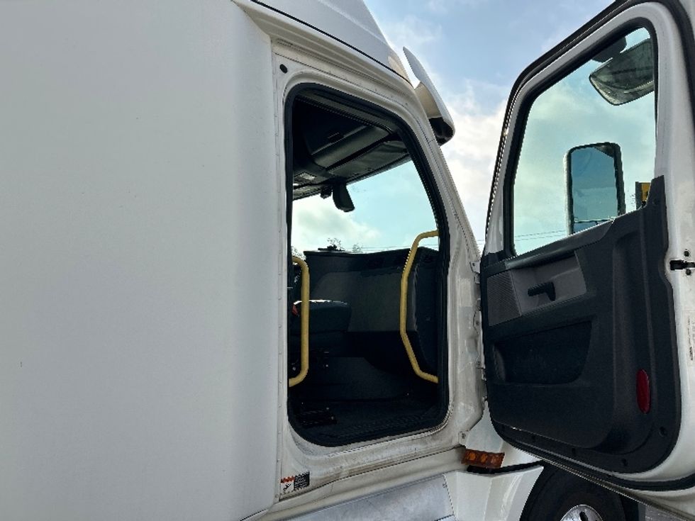 Sleeper Tractor-Heavy Duty Tractors-Freightliner-2020-T12664ST-Oklahoma City-OK-514,672\n\t\tmiles-$ 66,250 - Image 13