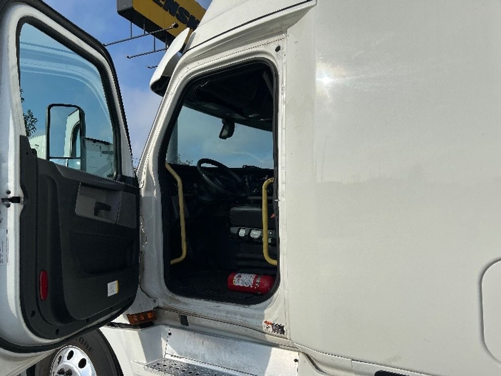 Sleeper Tractor-Heavy Duty Tractors-Freightliner-2020-T12664ST-Oklahoma City-OK-514,672\n\t\tmiles-$ 66,250 - Image 9