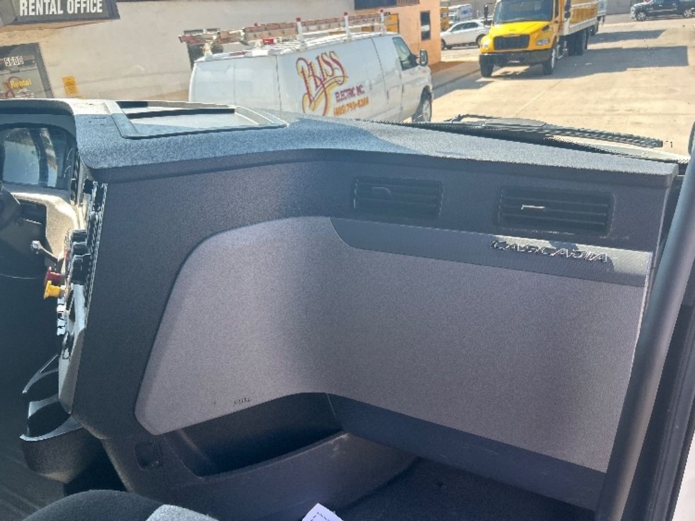 Sleeper Tractor-Heavy Duty Tractors-Freightliner-2020-T12664ST-Oklahoma City-OK-581,034\n\t\tmiles-$ 60,250 - Image 12