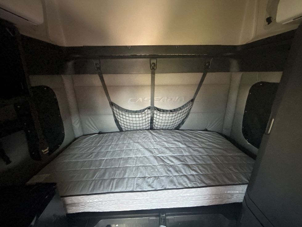 Sleeper Tractor-Heavy Duty Tractors-Freightliner-2020-T12664ST-Oklahoma City-OK-581,034\n\t\tmiles-$ 60,250 - Image 15