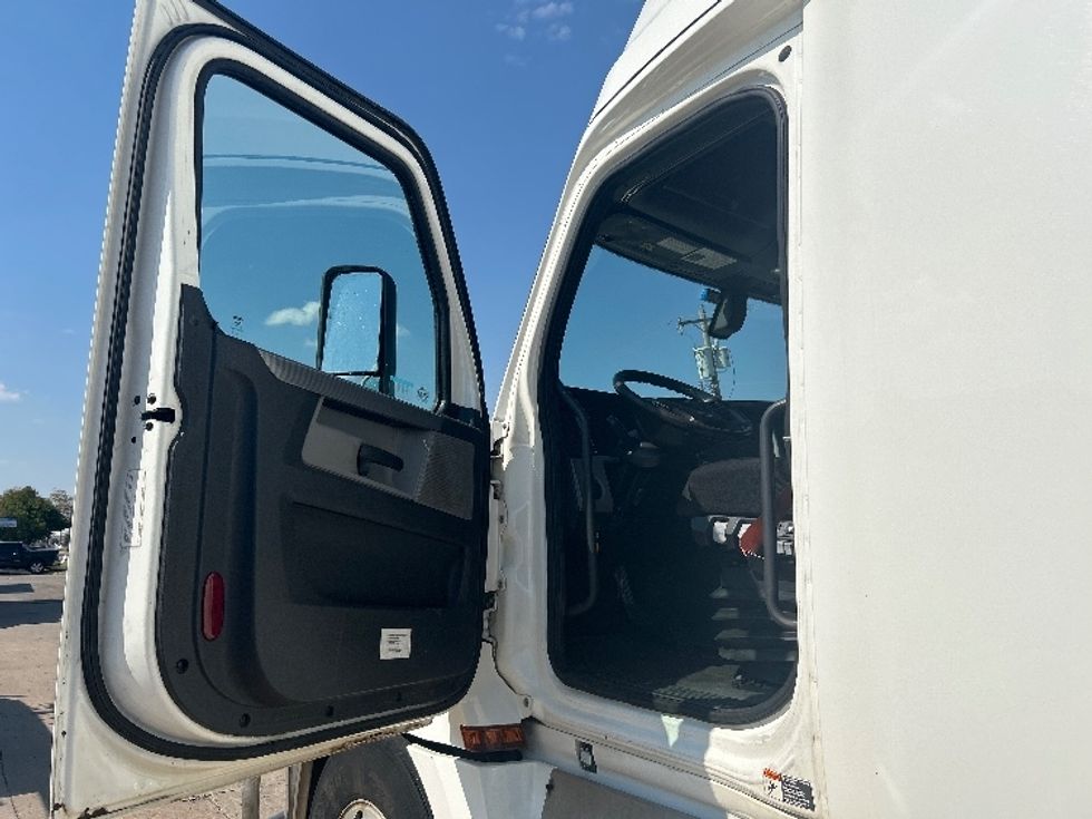 Sleeper Tractor-Heavy Duty Tractors-Freightliner-2020-T12664ST-Oklahoma City-OK-581,034\n\t\tmiles-$ 60,250 - Image 9