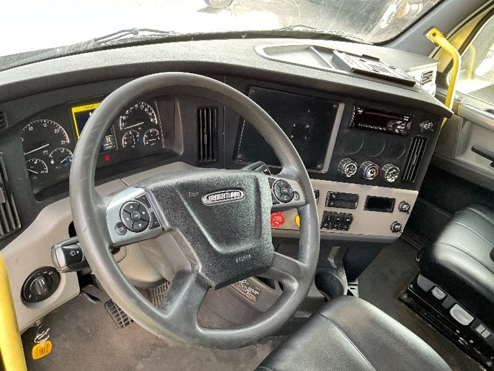 Sleeper Tractor-Heavy Duty Tractors-Freightliner-2020-T12664ST-Oklahoma City-OK-647,449\n\t\tmiles-$ 51,000 - Image 10