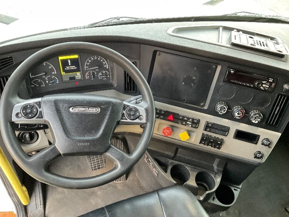 Sleeper Tractor-Heavy Duty Tractors-Freightliner-2020-T12664ST-Oklahoma City-OK-647,449\n\t\tmiles-$ 51,000 - Image 11