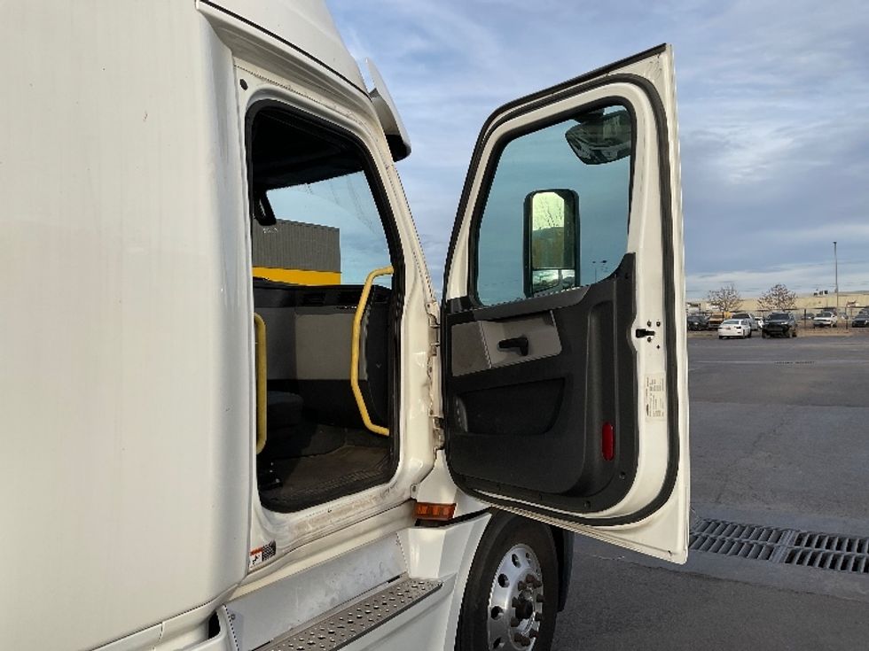 Sleeper Tractor-Heavy Duty Tractors-Freightliner-2020-T12664ST-Oklahoma City-OK-647,449\n\t\tmiles-$ 51,000 - Image 13