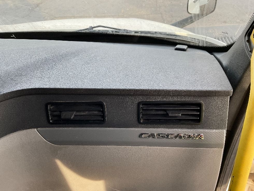 Sleeper Tractor-Heavy Duty Tractors-Freightliner-2020-T12664ST-Oklahoma City-OK-647,449\n\t\tmiles-$ 51,000 - Image 14