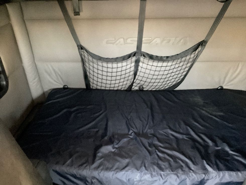 Sleeper Tractor-Heavy Duty Tractors-Freightliner-2020-T12664ST-Oklahoma City-OK-647,449\n\t\tmiles-$ 51,000 - Image 16