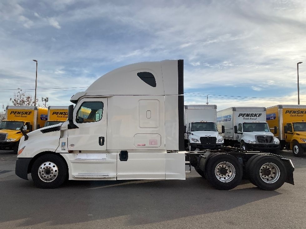 Sleeper Tractor-Heavy Duty Tractors-Freightliner-2020-T12664ST-Oklahoma City-OK-647,449\n\t\tmiles-$ 51,000 - Image 4