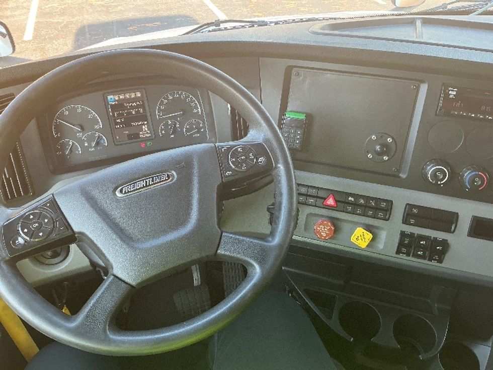 Sleeper Tractor-Heavy Duty Tractors-Freightliner-2020-T12664ST-Olive Branch-MS-343,040\n\t\tmiles-$ 75,000 - Image 11