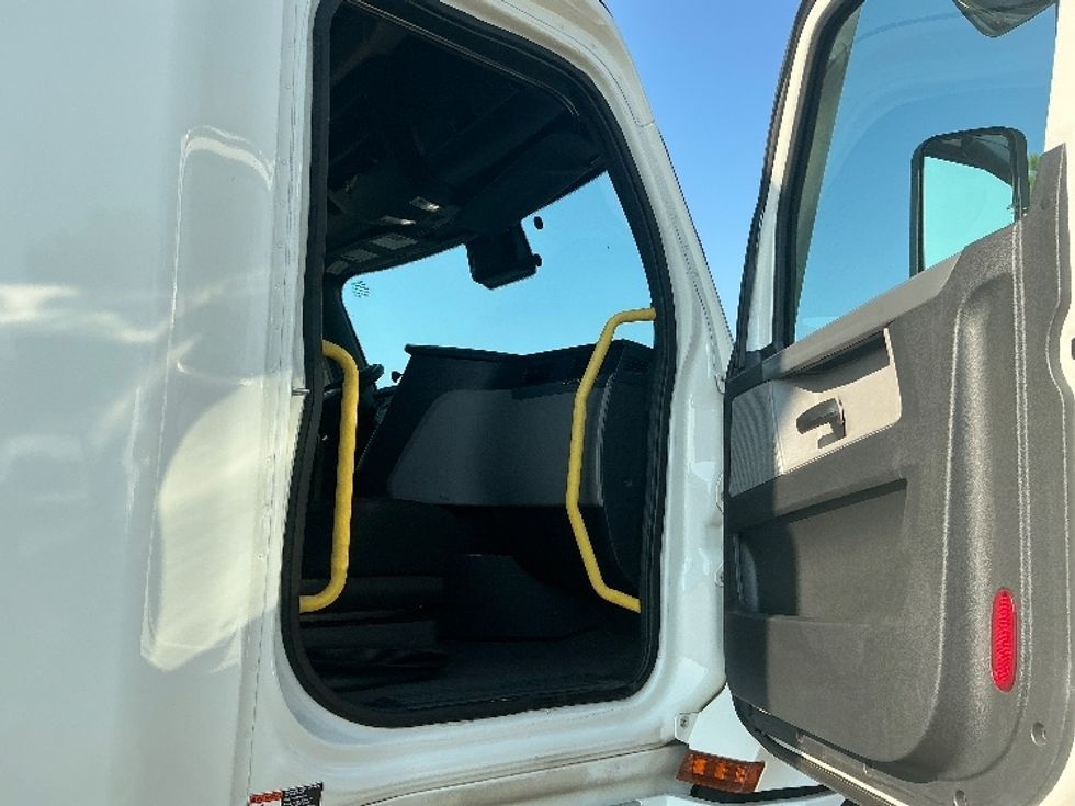 Sleeper Tractor-Heavy Duty Tractors-Freightliner-2020-T12664ST-Olive Branch-MS-343,040\n\t\tmiles-$ 75,000 - Image 12