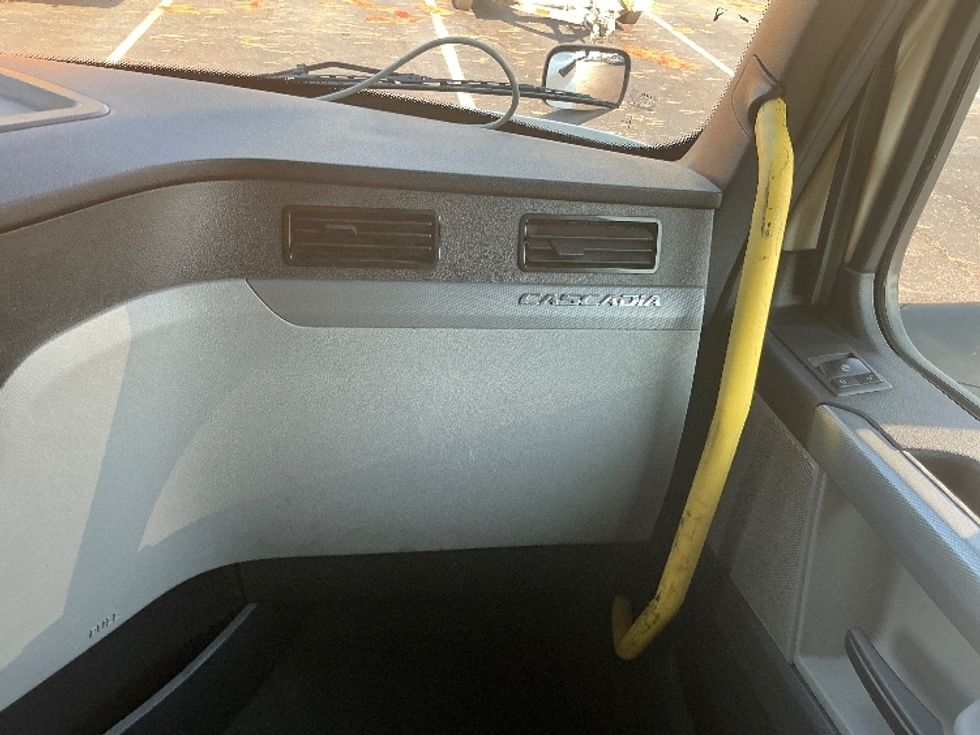 Sleeper Tractor-Heavy Duty Tractors-Freightliner-2020-T12664ST-Olive Branch-MS-343,040\n\t\tmiles-$ 75,000 - Image 13