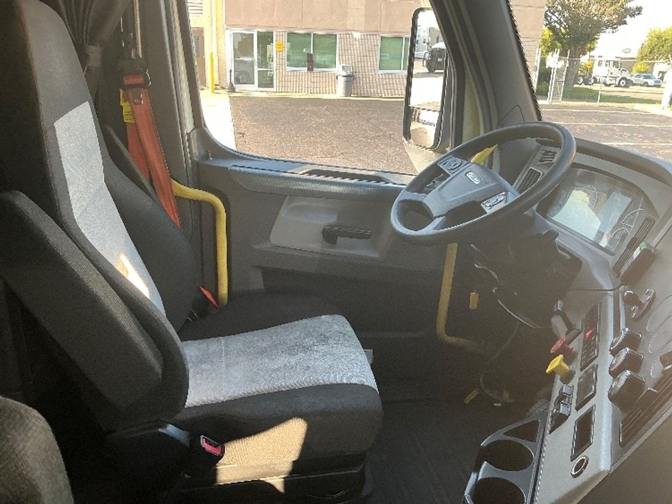 Sleeper Tractor-Heavy Duty Tractors-Freightliner-2020-T12664ST-Olive Branch-MS-343,040\n\t\tmiles-$ 75,000 - Image 14