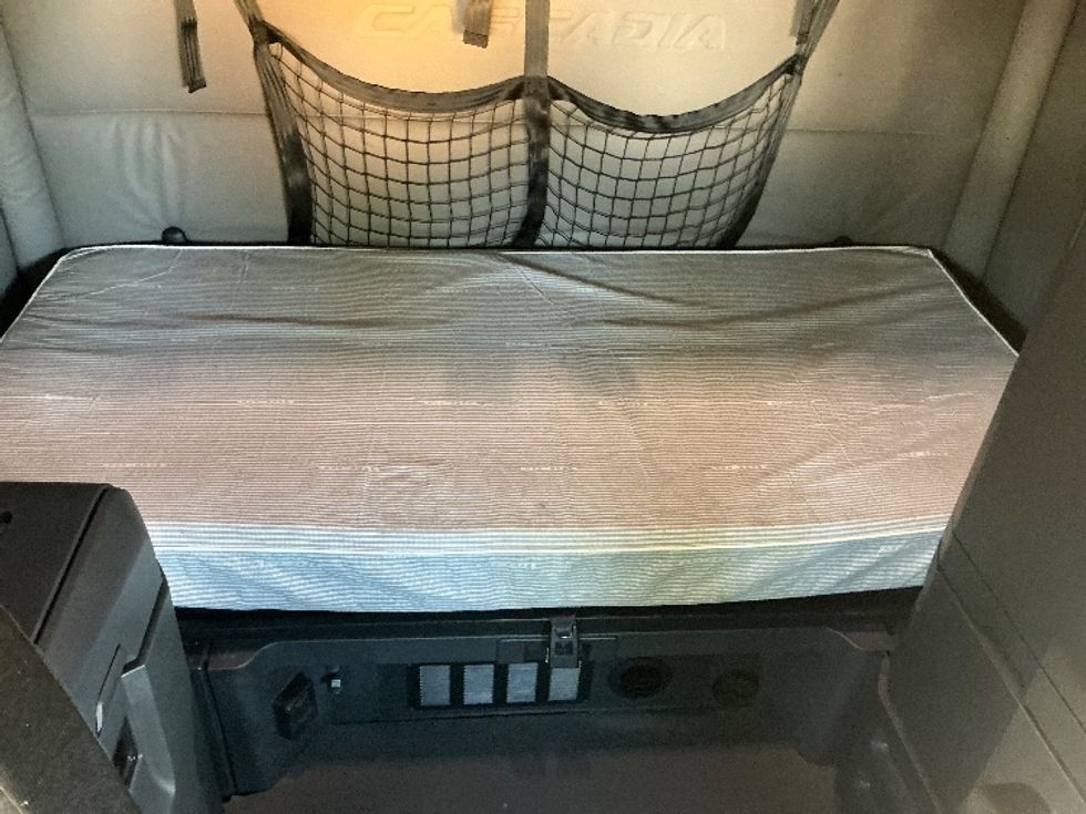 Sleeper Tractor-Heavy Duty Tractors-Freightliner-2020-T12664ST-Olive Branch-MS-343,040\n\t\tmiles-$ 75,000 - Image 15