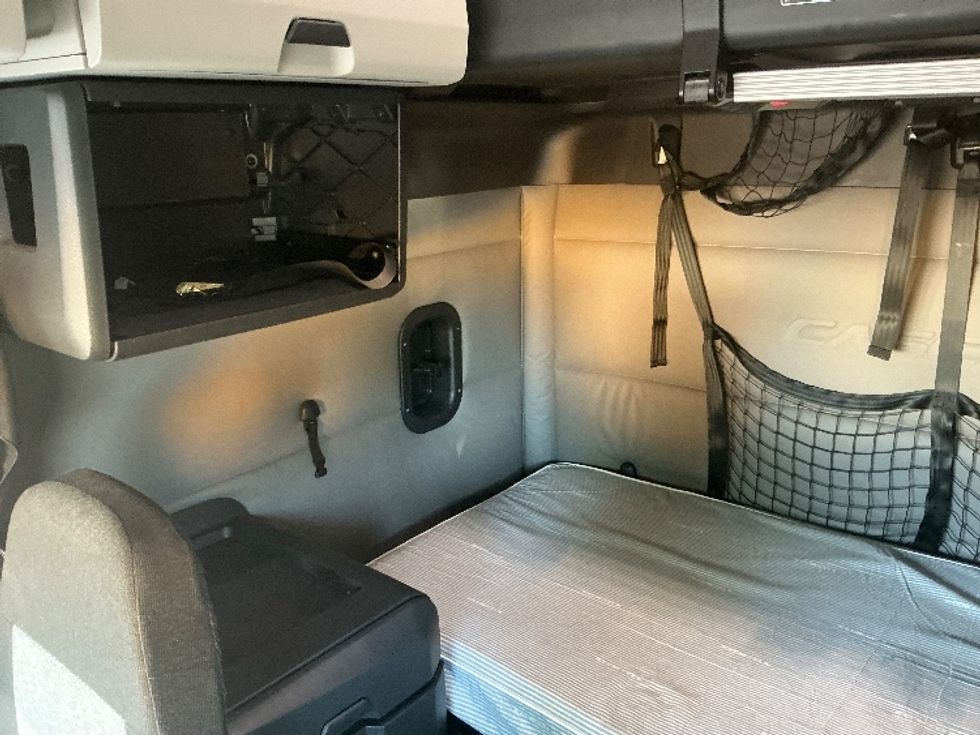 Sleeper Tractor-Heavy Duty Tractors-Freightliner-2020-T12664ST-Olive Branch-MS-343,040\n\t\tmiles-$ 75,000 - Image 17