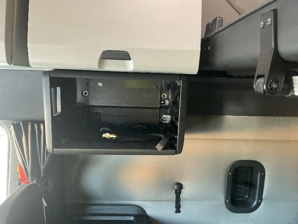 Sleeper Tractor-Heavy Duty Tractors-Freightliner-2020-T12664ST-Olive Branch-MS-343,040\n\t\tmiles-$ 75,000 - Image 18