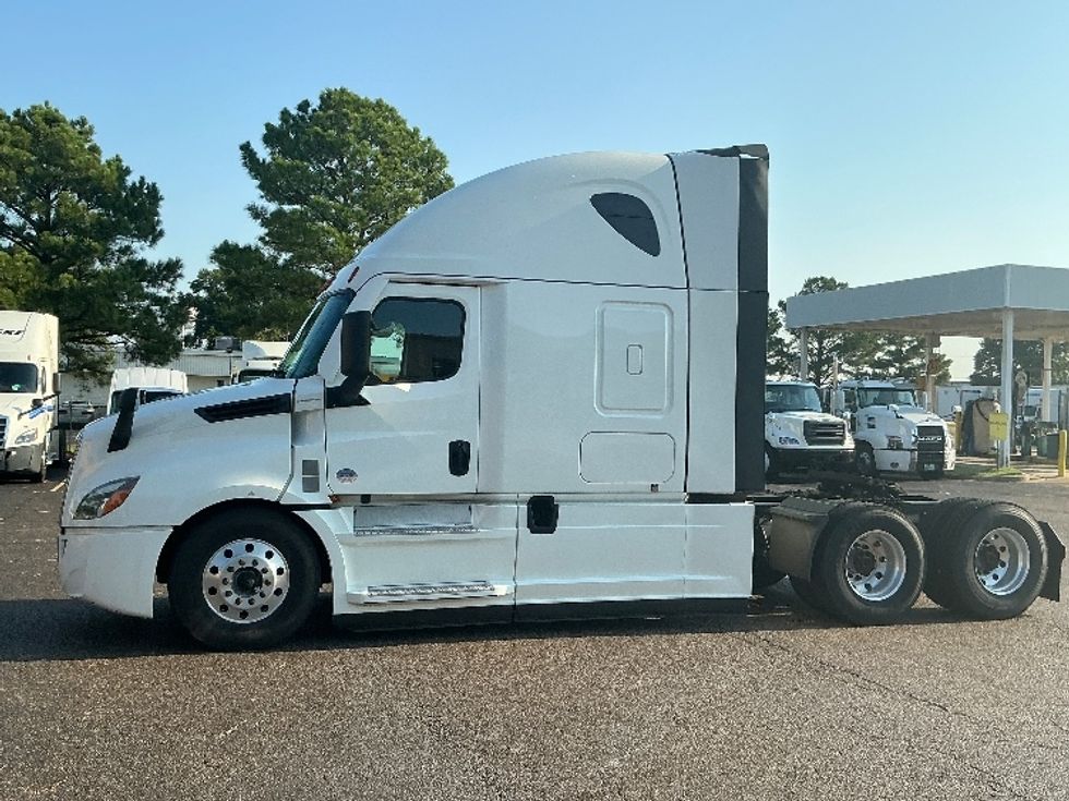 Sleeper Tractor-Heavy Duty Tractors-Freightliner-2020-T12664ST-Olive Branch-MS-343,040\n\t\tmiles-$ 75,000 - Image 4
