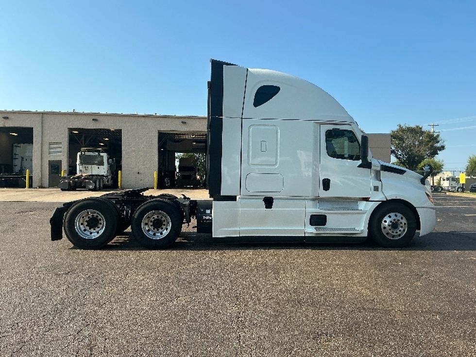 Sleeper Tractor-Heavy Duty Tractors-Freightliner-2020-T12664ST-Olive Branch-MS-343,040\n\t\tmiles-$ 75,000 - Image 8