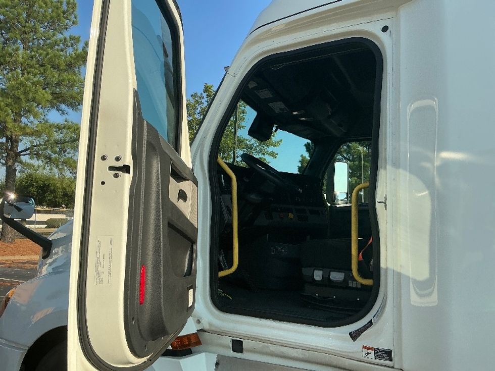 Sleeper Tractor-Heavy Duty Tractors-Freightliner-2020-T12664ST-Olive Branch-MS-343,040\n\t\tmiles-$ 75,000 - Image 9