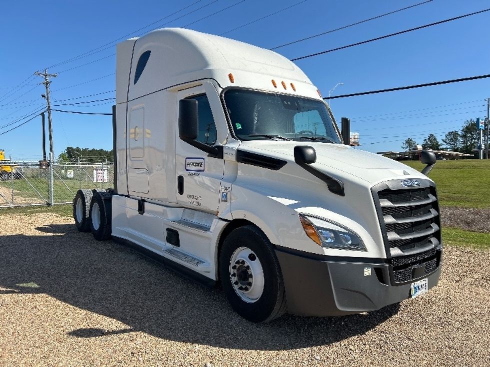 Sleeper Tractor-Heavy Duty Tractors-Freightliner-2020-T12664ST-Olive Branch-MS-474,723\n\t\tmiles-$ 70,000 - Image 1