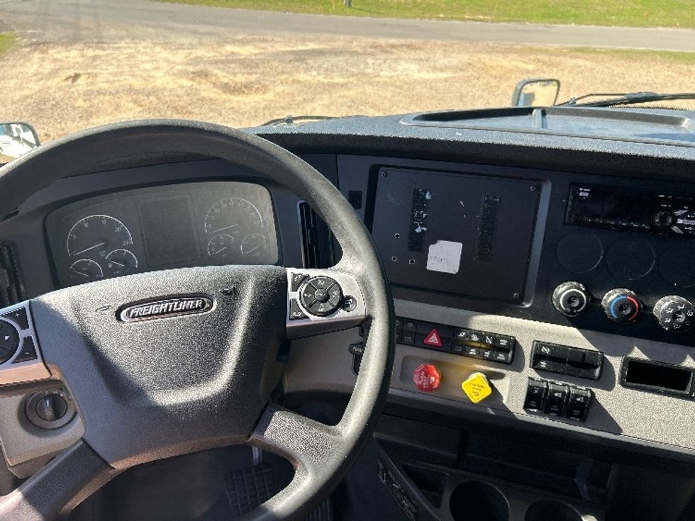 Sleeper Tractor-Heavy Duty Tractors-Freightliner-2020-T12664ST-Olive Branch-MS-474,723\n\t\tmiles-$ 70,000 - Image 11