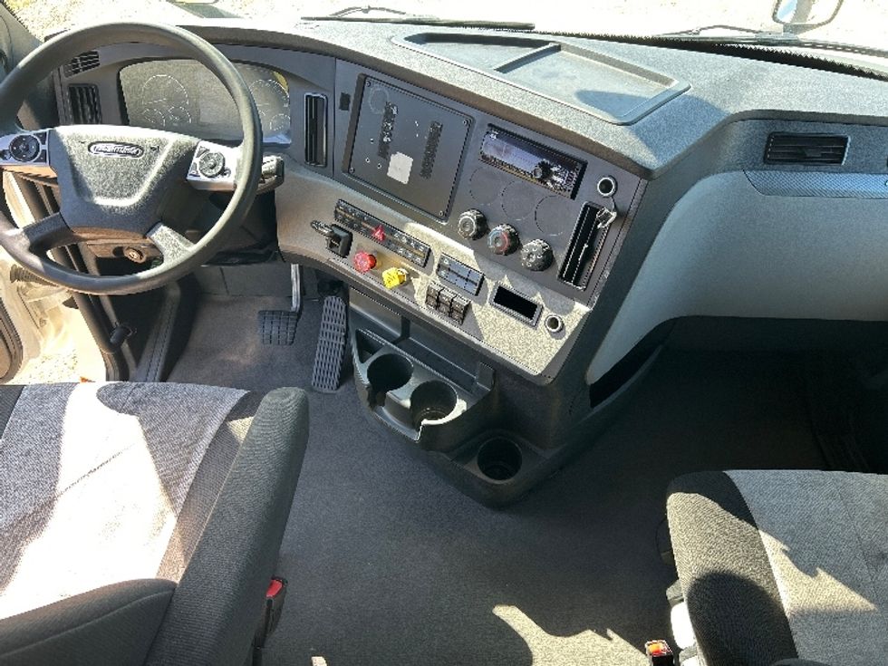 Sleeper Tractor-Heavy Duty Tractors-Freightliner-2020-T12664ST-Olive Branch-MS-474,723\n\t\tmiles-$ 70,000 - Image 12