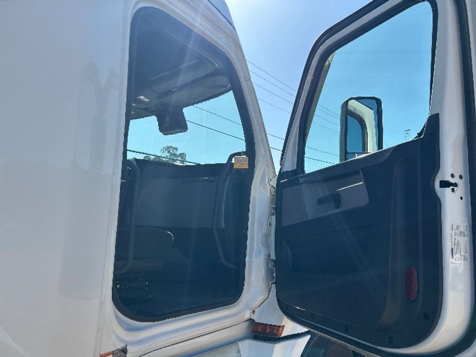 Sleeper Tractor-Heavy Duty Tractors-Freightliner-2020-T12664ST-Olive Branch-MS-474,723\n\t\tmiles-$ 70,000 - Image 13