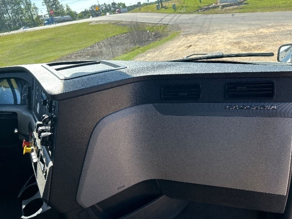 Sleeper Tractor-Heavy Duty Tractors-Freightliner-2020-T12664ST-Olive Branch-MS-474,723\n\t\tmiles-$ 70,000 - Image 14