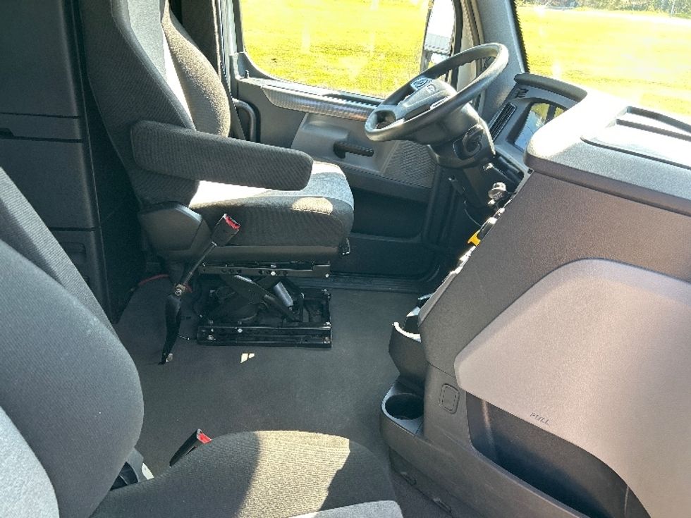 Sleeper Tractor-Heavy Duty Tractors-Freightliner-2020-T12664ST-Olive Branch-MS-474,723\n\t\tmiles-$ 70,000 - Image 15