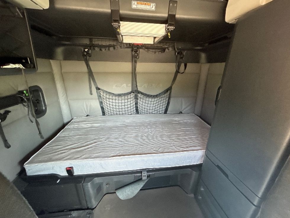 Sleeper Tractor-Heavy Duty Tractors-Freightliner-2020-T12664ST-Olive Branch-MS-474,723\n\t\tmiles-$ 70,000 - Image 16