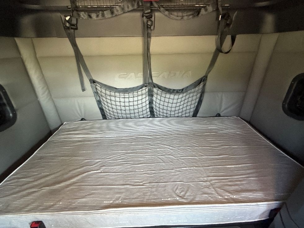 Sleeper Tractor-Heavy Duty Tractors-Freightliner-2020-T12664ST-Olive Branch-MS-474,723\n\t\tmiles-$ 70,000 - Image 17