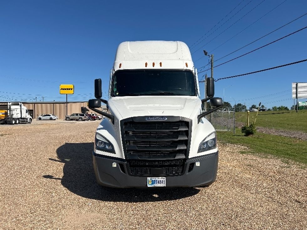 Sleeper Tractor-Heavy Duty Tractors-Freightliner-2020-T12664ST-Olive Branch-MS-474,723\n\t\tmiles-$ 70,000 - Image 2