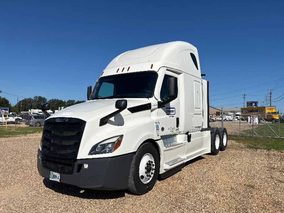 Sleeper Tractor-Heavy Duty Tractors-Freightliner-2020-T12664ST-Olive Branch-MS-474,723\n\t\tmiles-$ 70,000 - Image 3