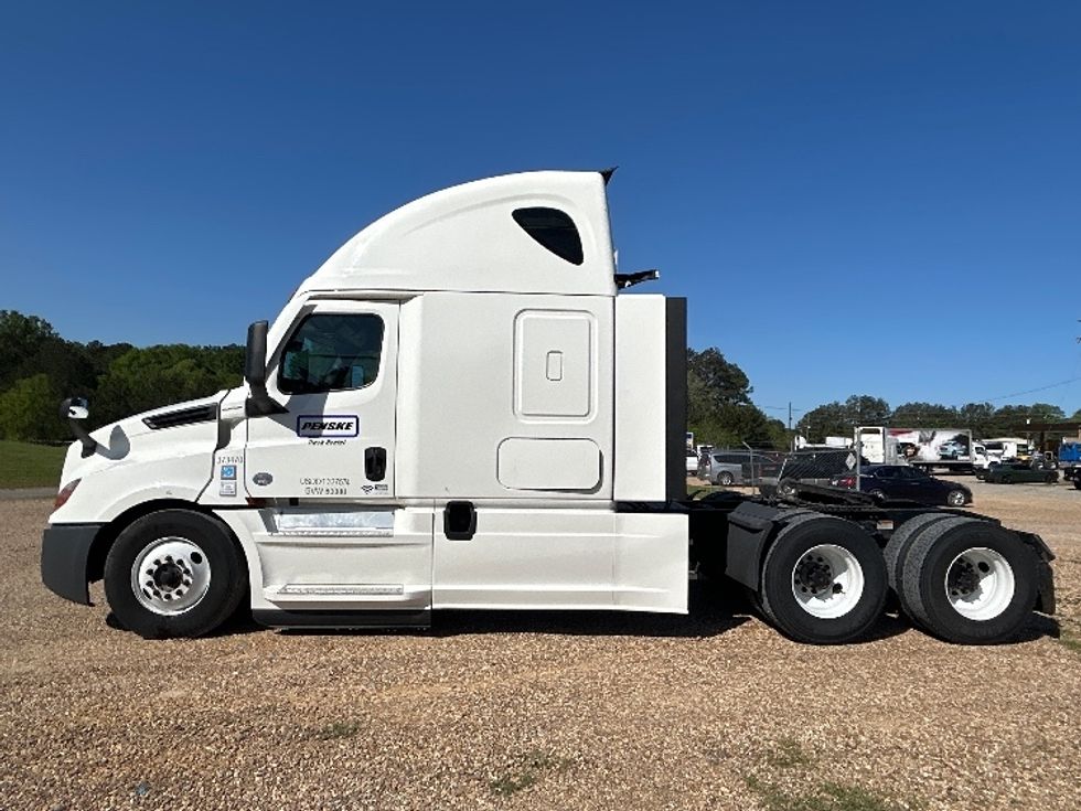 Sleeper Tractor-Heavy Duty Tractors-Freightliner-2020-T12664ST-Olive Branch-MS-474,723\n\t\tmiles-$ 70,000 - Image 4