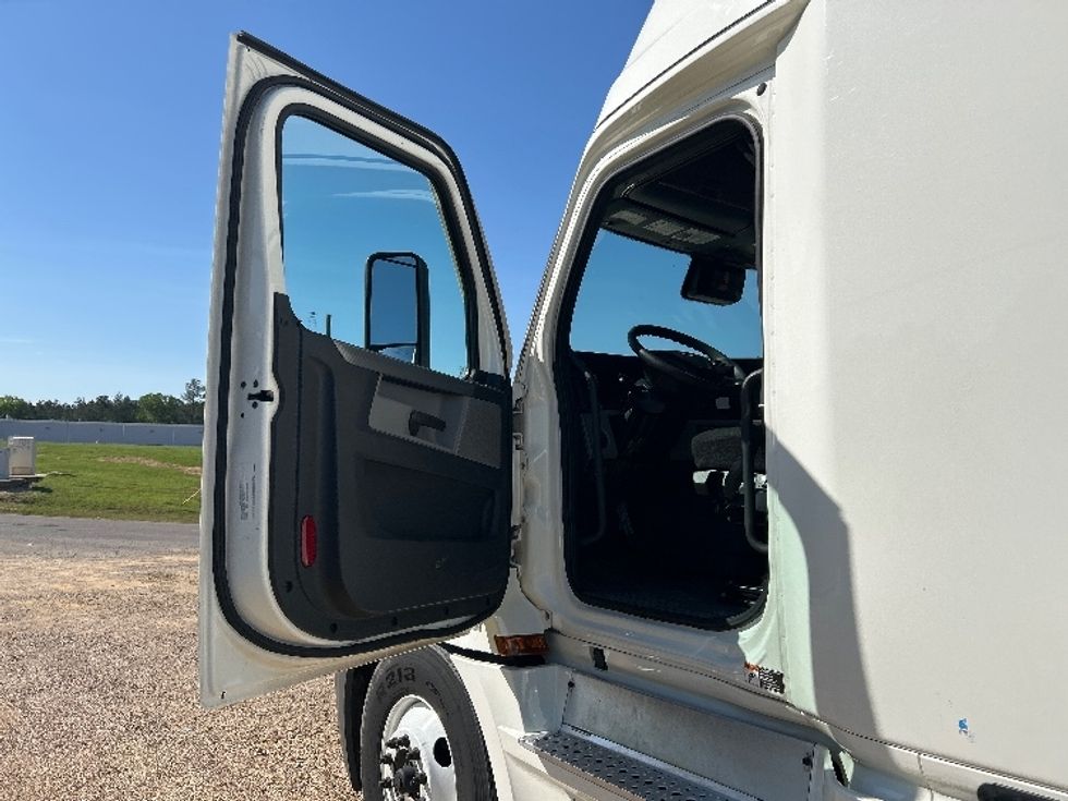 Sleeper Tractor-Heavy Duty Tractors-Freightliner-2020-T12664ST-Olive Branch-MS-474,723\n\t\tmiles-$ 70,000 - Image 9