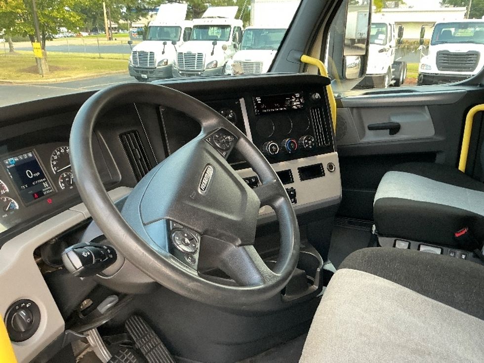 Sleeper Tractor-Heavy Duty Tractors-Freightliner-2020-T12664ST-Olive Branch-MS-477,789\n\t\tmiles-$ 66,750 - Image 10