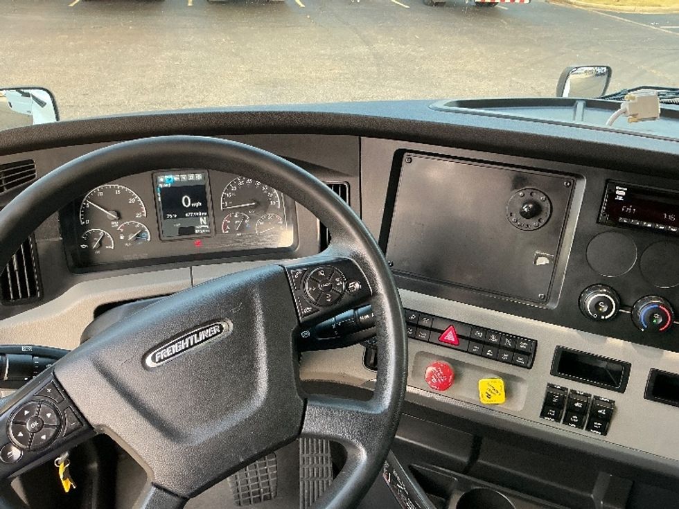Sleeper Tractor-Heavy Duty Tractors-Freightliner-2020-T12664ST-Olive Branch-MS-477,789\n\t\tmiles-$ 66,750 - Image 11