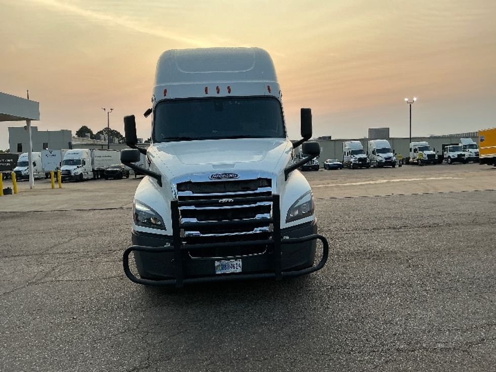 Sleeper Tractor-Heavy Duty Tractors-Freightliner-2020-T12664ST-Olive Branch-MS-477,789\n\t\tmiles-$ 66,750 - Image 2