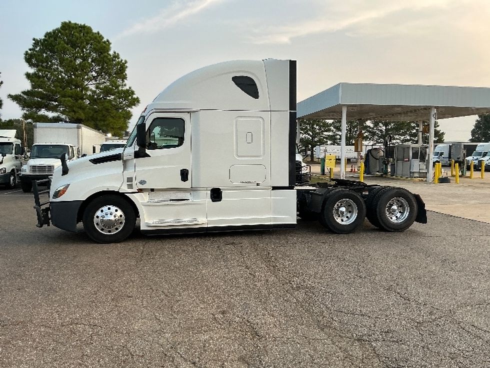 Sleeper Tractor-Heavy Duty Tractors-Freightliner-2020-T12664ST-Olive Branch-MS-477,789\n\t\tmiles-$ 66,750 - Image 4