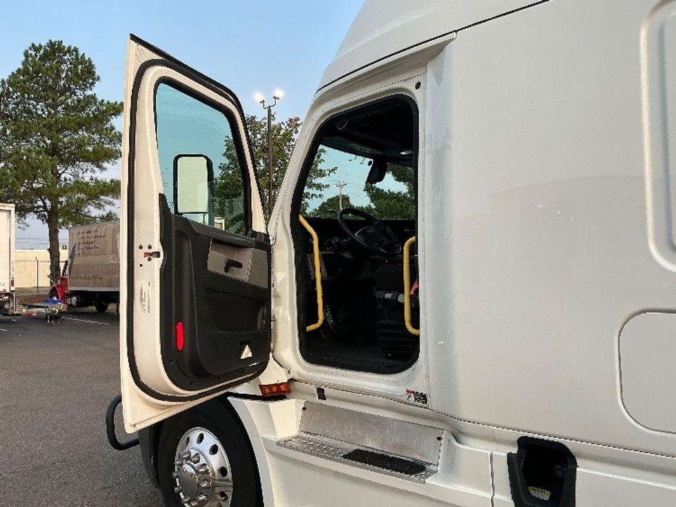 Sleeper Tractor-Heavy Duty Tractors-Freightliner-2020-T12664ST-Olive Branch-MS-477,789\n\t\tmiles-$ 66,750 - Image 9