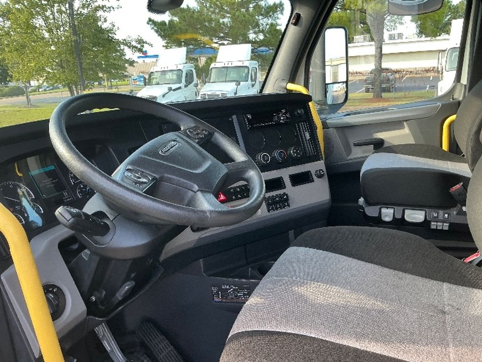 2020 Freightliner Cascadia 126" Sleeper Cab photo 10